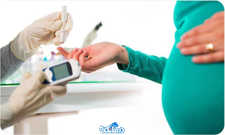 تصویر زن باردار در حال اندازه‌گیری قند خون
