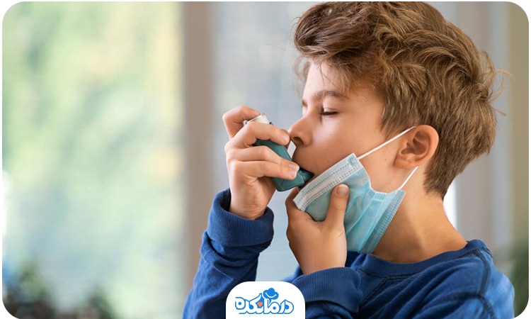 پسر بچه مبتلا به آسم از اسپری درمانی خود استفاده می‌کند