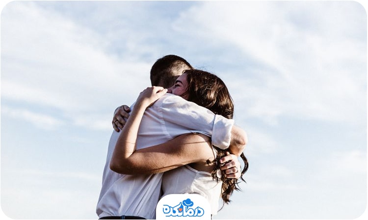 تصویری از یک زوج در حال در آغوش گرفتن یکدیگر پس از مشاوره درمان خیانت.