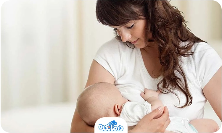 یک زن شیرده که به فرزند خود شیر می‌دهد