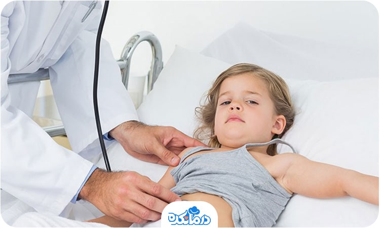 پزشکی که در حال معاینه کودک است. کودک از درد شکمی رنج می‌برد. این عارضه می‌تواند از علائم خونریزی معده در کودکان باشد.