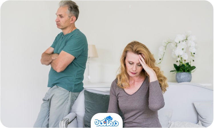 تصویر زن و مردی که آشفته و ناراحت هستند.