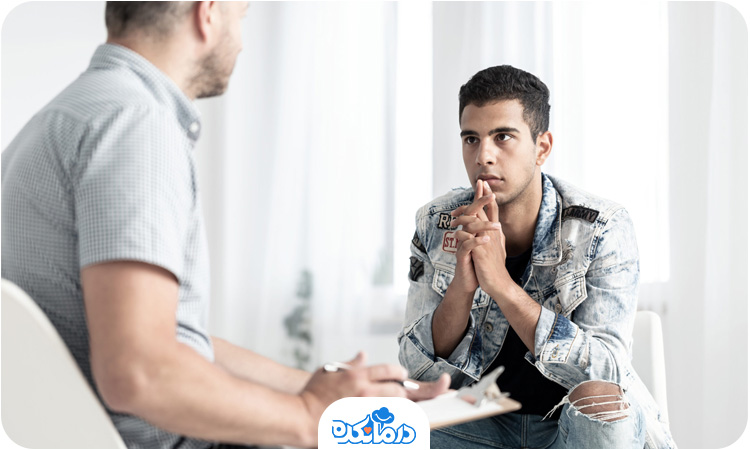 تصویر فرد مضطرب در حال حرف زدن با مشاور