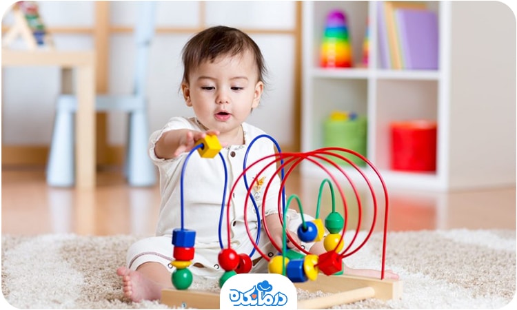 تصویری از یک کودک در حال بازی با اسباب‌بازی‌های خود.