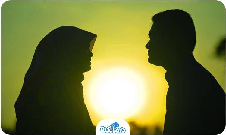 یک دختر و پسر که روبه‌رو هم ایستاده‌اند