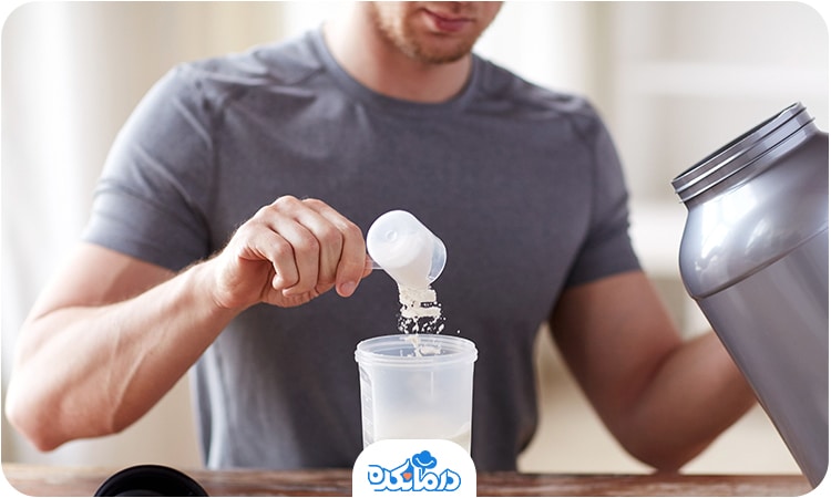 تصویر فرد ورزشکار در حال ترکیب پودر شیر خشک با آب