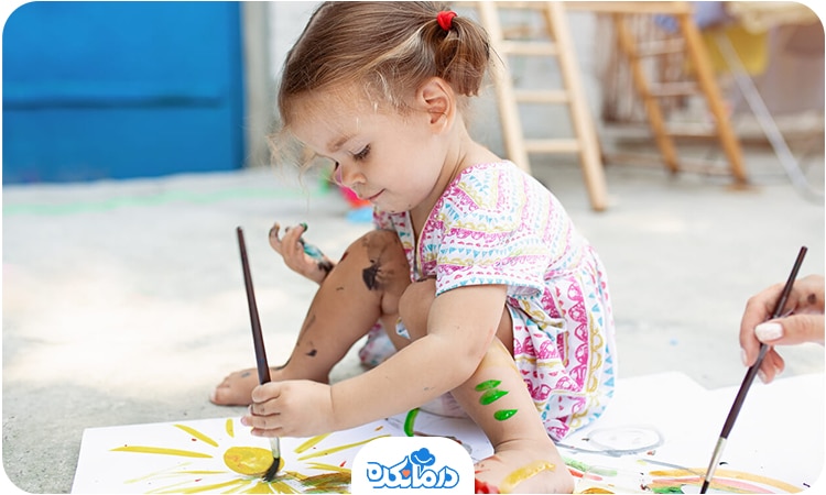 تصویری از یک کودک در حال نقاشی.