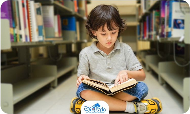 تصویری از یک کودک در حال خواندن یک کتاب.