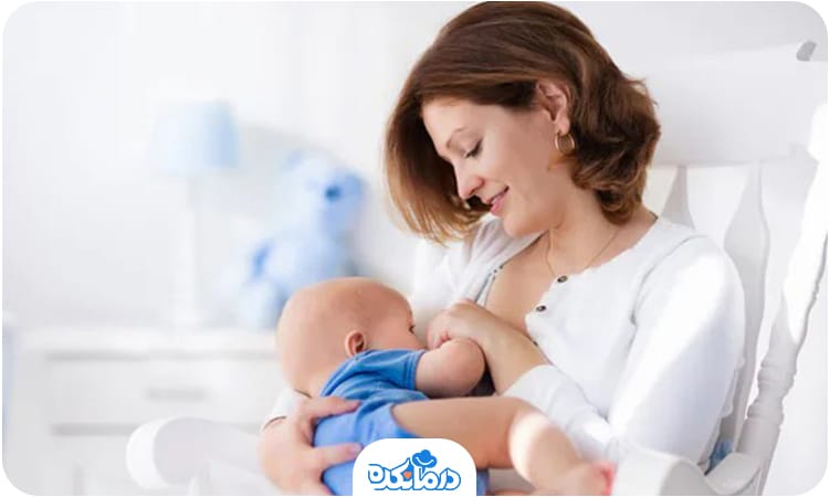 یک زن به نوزاد خود شیر می‌دهد
