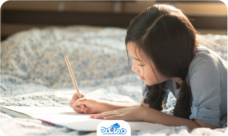 تصویری از یک نوجوان دختر در حال نوشتن در یک دفتر خاطرات.