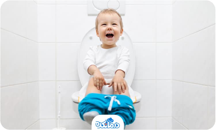 تصویری از کودک در حال یادگیری استفاده از توالت.