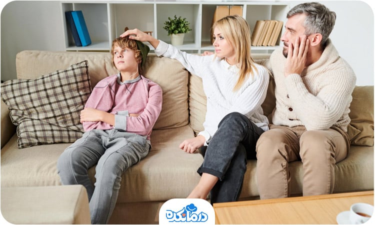 مادر، پدر و یک پسر نوجوان که روی کاناپه نشسته اند