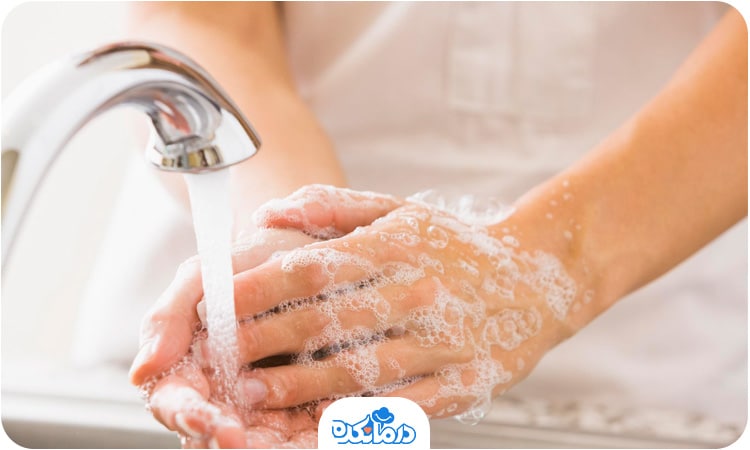 شخصی که دست‌های خود را با آب و صابون می‌شوید