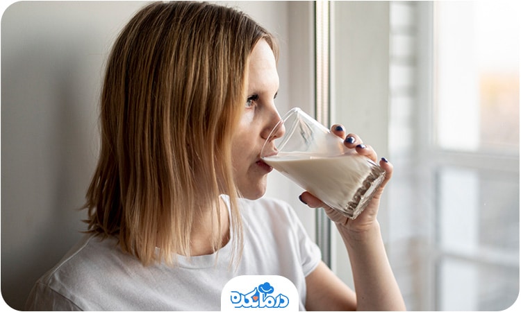 تصویر فردی که در حال نوشیدن شیر است