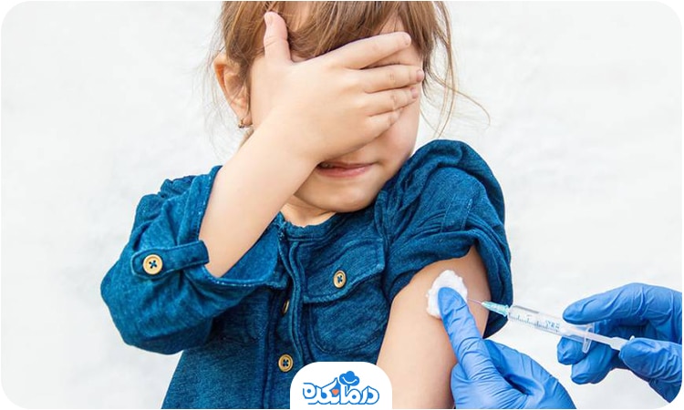 عکس کودکی که می‌خواهد واکسن بزند.