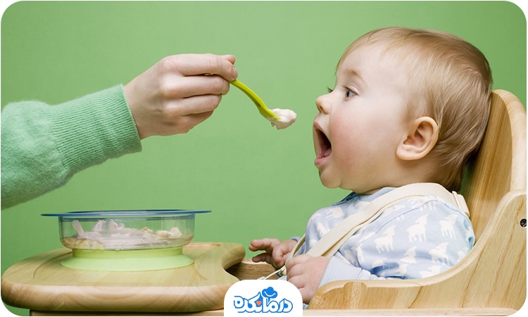 تصویر کودک در حال خوردن غذای پوره شده
