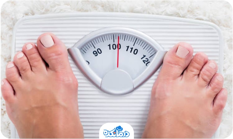 تصویر ترازو که وزن یک فرد را نشان می‌دهد