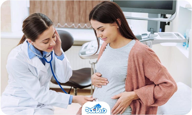 متخصص زنان گوشی پزشکی را روی شکم زن باردار گذاشته است و به صداهای جنین گوش میدهد