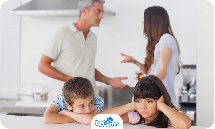 پدر و مادری که با هم دعوا می‌کنند و کودک رفتار آن‌ها را تکرار می‌کند.