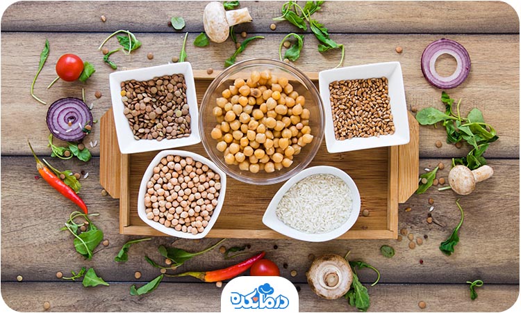 تصویری از مواد غذایی سالم مانند عدس، نخود، سبزیجات و قارچ