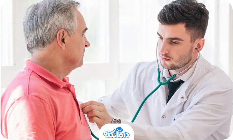 پزشک قلب یک مرد بیمار را با گوشی پزشکی معاینه می‌کند