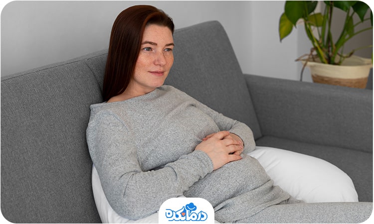 تصویر خانم بارداری که صورت او در دوران بارداری متورم شده است.