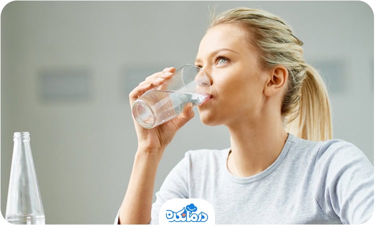 یک زن جوان که آب می‌نوشد