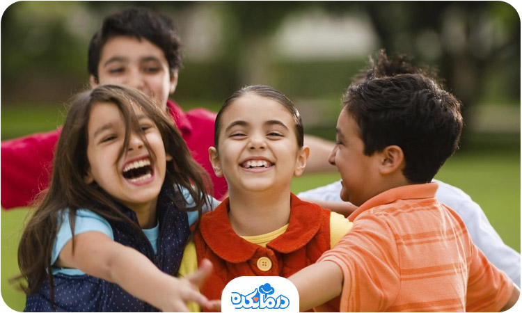 تصویر چند کودک شاد، در حال خنده و دویدن