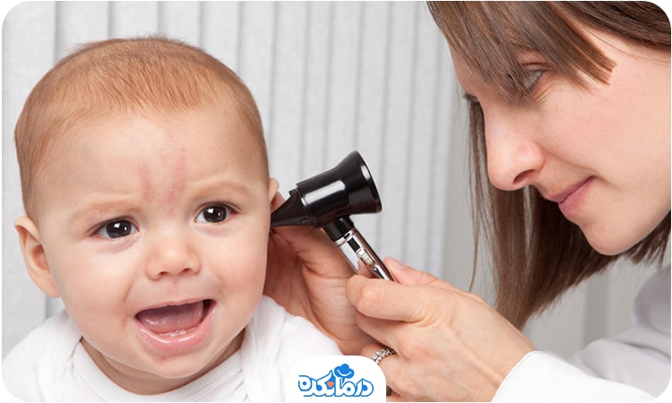 آلت: پزشکی که در حال بررسی گوش درد نوزاد است.
