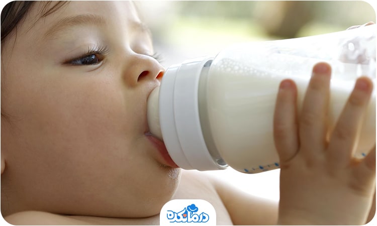 یک نوزاد که با شیشه شیر می‌خورد - شیرخشک برای وزن گیری