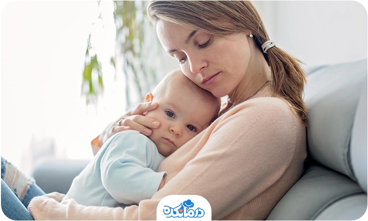 آلت: مادری که برای تسکین گوش درد در نوزاد از کمپرس گرم استفاده می‌کند.