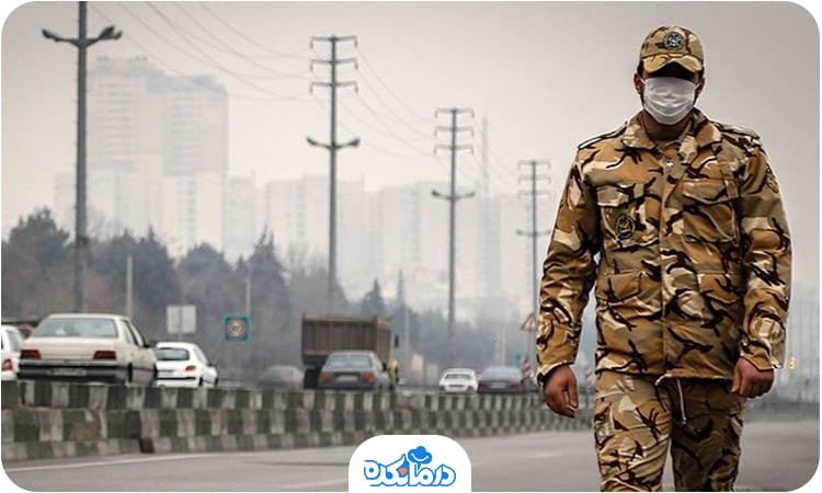 یک سرباز که ماسک زده است و در خیابان راه می‌رود