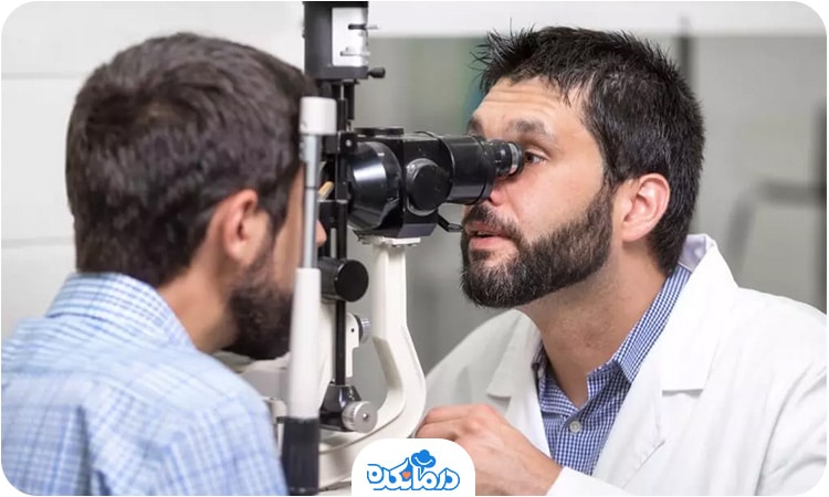 چشم‌پزشک در حال معاینه چشم‌های یک مرد جوان است