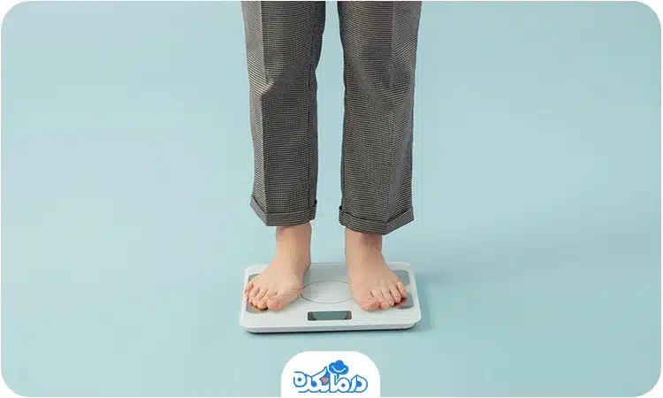 یک فرد لاغر که روی ترازو ایستاده است