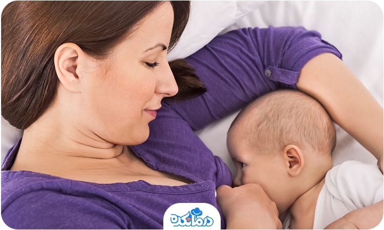 یک زن جوان که نوزاد خود شیر می‌دهد