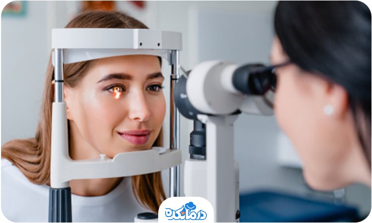 یک زن که چشم‌پزشک با دستگاه چشم‌های او را معاینه می‌کند
