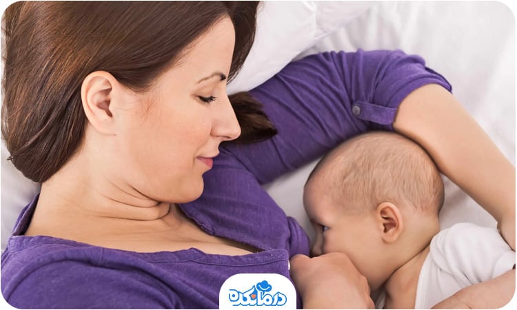 یک زن که به کودک خود شیر می‌دهد