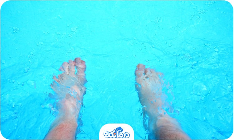 تصویر پاهایی که در آب استخر