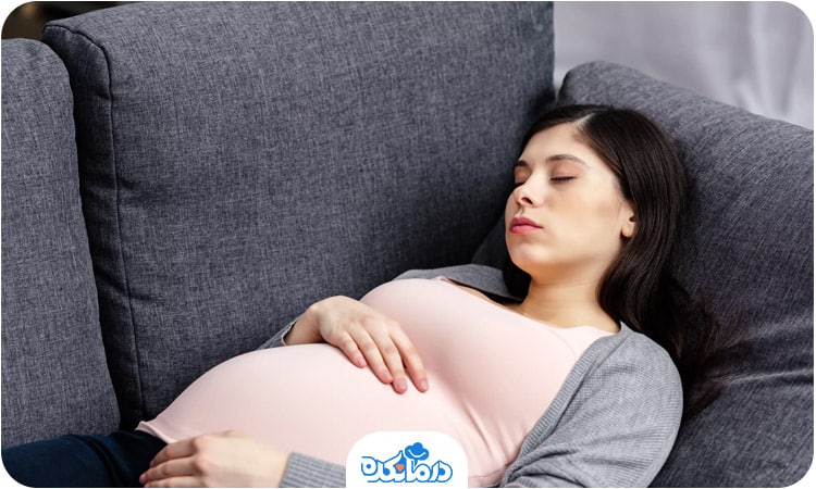 یک زن باردار که روی کاناپه خوابیده است