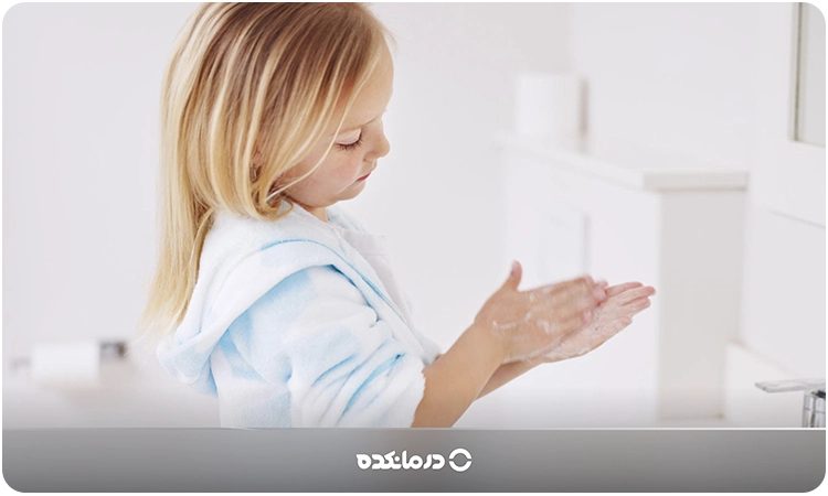 تصویر یک کودک در حال شستن دست