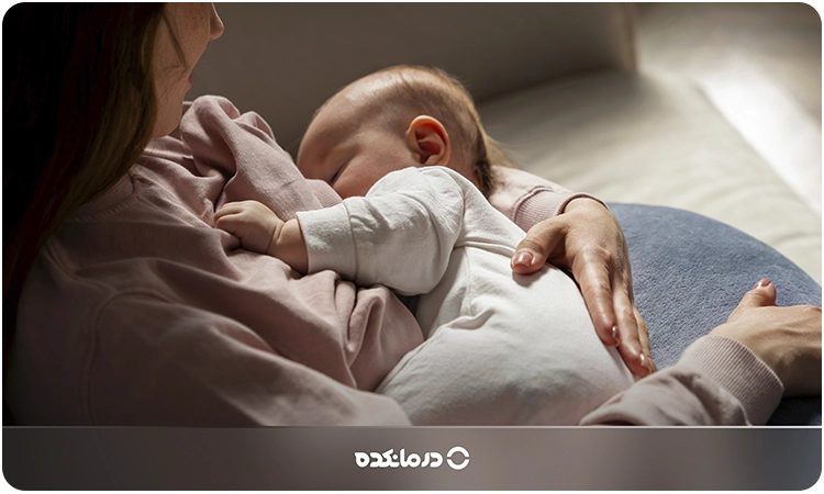 تصویر یک کودک در حال تغذیه با شیر مادر