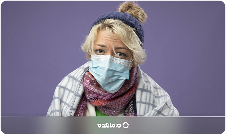 تصویر فردی که سرما خورده است
اگر سرما خوردهاید، با خمیازه کشیدن یا جویدن آدامس میتوانید گوشتان را باز کنید.