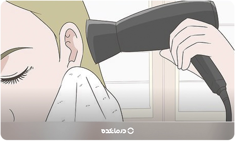 تصویر فردی که سشوار را به سمت گوش خود نگه داشته است