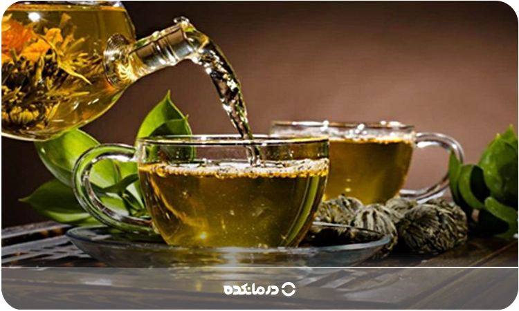 تصویر یک فنجان دمنوش و گیاه کلپوره