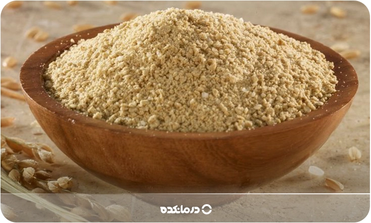 تصویر سبوس برنج داخل یک ظرف چوبی را می بینید