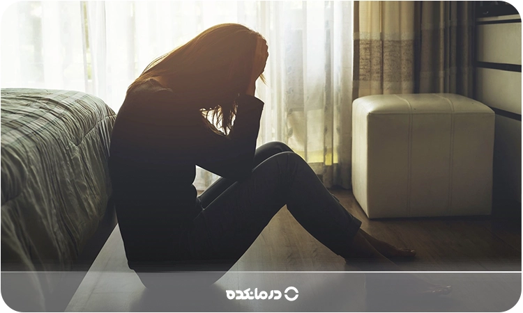 تصویر یک فرد افسرده و ناراحت که نیاز به خودگویی مثبت دارد
