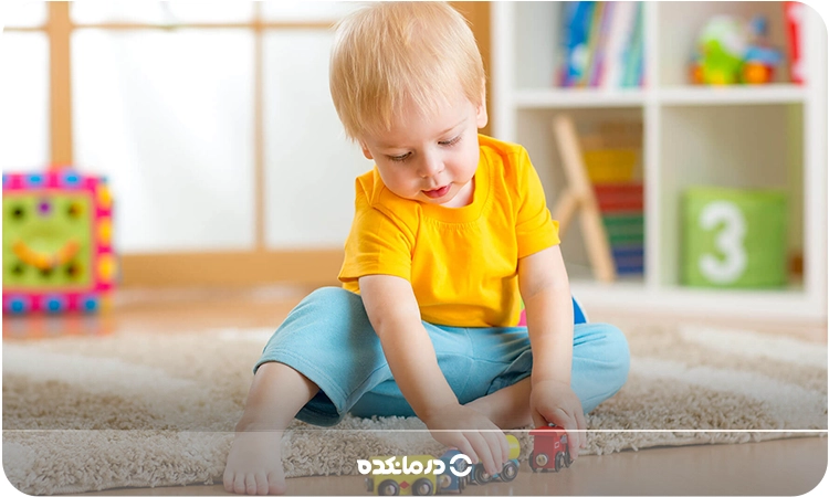 تصویر یک کودک در حال بازی کردن