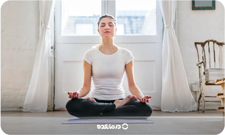 خانمی در حال مدیتیشن