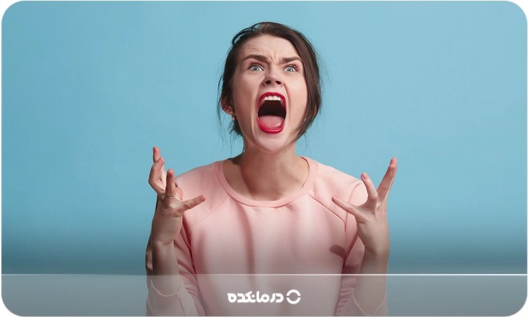 تصویر فردی در حال فریاد زدن