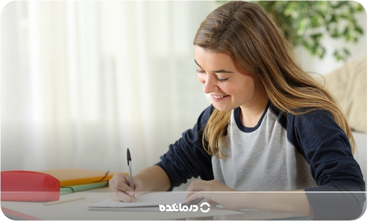 یک نوجوان در منزل در حال درس خواندن را می بینید